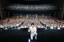 イ・ドンウク、東京で“愛の銃”乱れ撃ち！女性ファン熱狂、俳優としての想いも告白