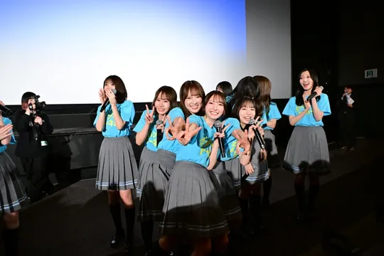 日向坂46四期生、サプライズで『ゼンブ・オブ・ワールド』製作決定発表