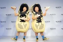 チョコプラが巨大スニーカーに！ORTR新CMで街中を歩くシュールな姿を公開