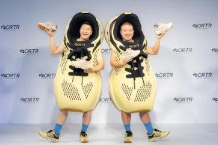 チョコプラが巨大スニーカーに！ORTR新CMで街中を歩くシュールな姿を公開