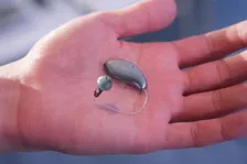 AI補聴器はここまで進化した　騒音の中でも会話が聞きやすい「OMEGA AI」とは