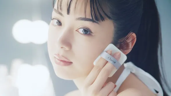 池田エライザ、真っ白な空間で際立つ美しさ　チャコット初CMで見せた存在感