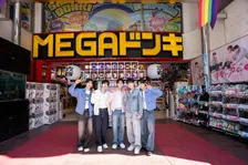 VIBYが『AIZU』ブランドアンバサダー就任　渋谷ドンキで売場視察＆サイン入れ