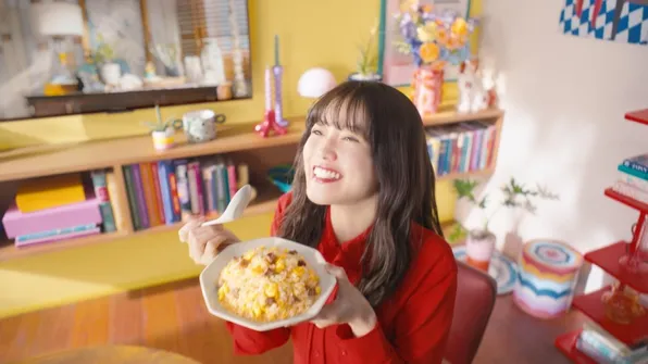今田美桜が“ずーーーっと！”と熱演　『本格炒め炒飯』25年売上No.1の新CM公開