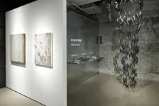 西麻布で開催中、5名のアーティストが「グレー」を再解釈したニューバランスの展覧会がすごい