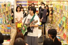 マウントレーニア×新潮文庫「本パ」開幕！崎山蒼志が本棚に囲まれ深夜の書店で弾き語り