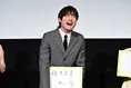 坂口健太郎、主演映画の海外公開を子役からサプライズで知らされて「凄...
