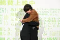結婚発表後初の公の場！坂口健太郎、感無量の抱擁「額縁に入れて飾る」