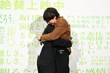 結婚発表後初の公の場！坂口健太郎、感無量の抱擁「額縁に入れて飾る」