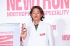 窪塚洋介が白衣姿で登壇！フォーカスドリンク「NEWTRON」を飲み“深集中”を体現、墨画のような書道を披露