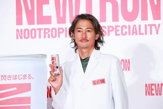 窪塚洋介が白衣姿で登壇！フォーカスドリンク「NEWTRON」を飲み“深集中”を体現、墨画のような書道を披露