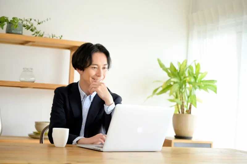 テレワーク中の男性