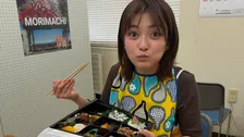 【 井上咲楽 】〝前掛けでごはん〟〝久しぶりに田中渓〟多忙な7月　ドラムの練習カットも投稿