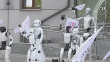 「ルールを作るときだ」ポーランドでロボットたちが“AI規制”訴えるデモ