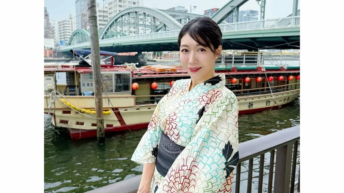 【穂川果音】　「暑さが怖くて着られない」夏の風情漂う屋形船バックに黒い帯が際立つ上品な浴衣姿を披露