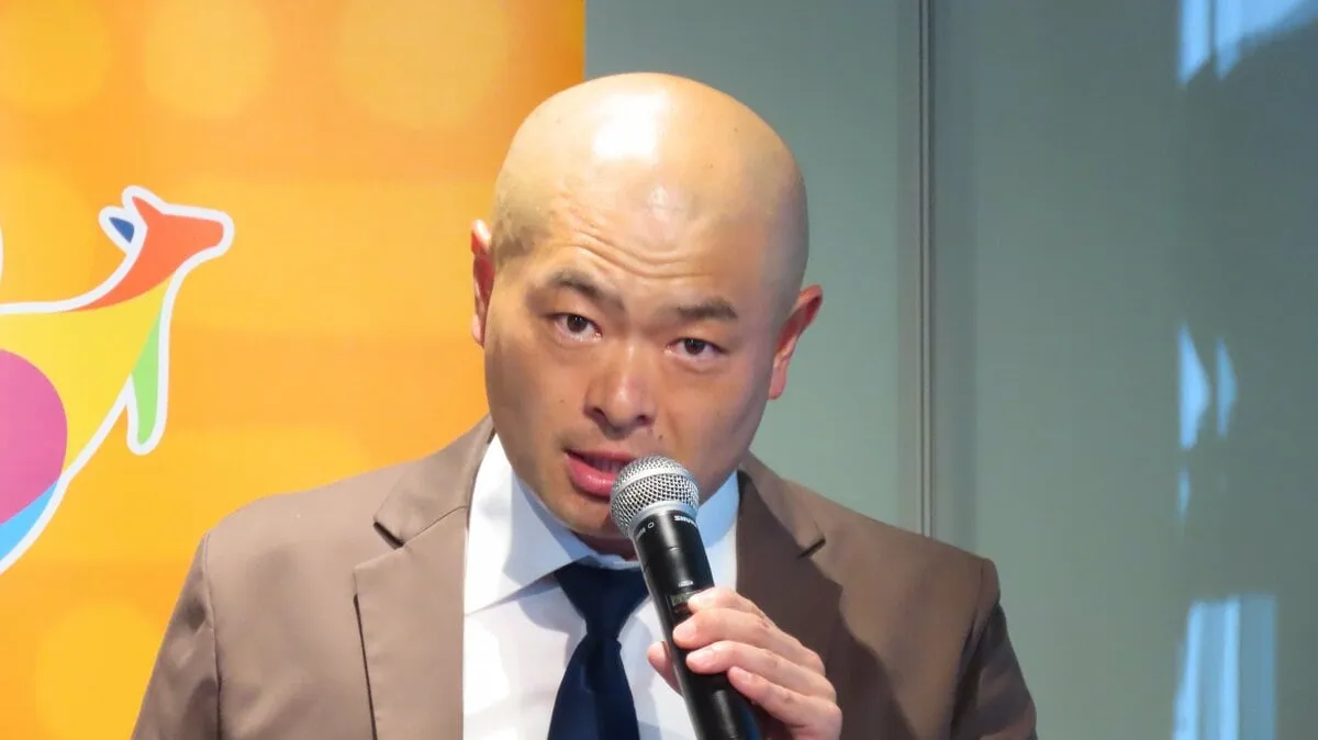 【あばれる君】　ハット被って陽気に挨拶　「あばティ・ジョーンズです」　「俺がいなくなってテレビ大丈夫かな」休日前には不安に
