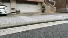 駐車場にバックで入っていた車が歩行中の家族に衝突　父重傷・10歳と2歳の子ども2人容態不明　警察は運転の69歳男を過失運転傷害の疑いで現行犯逮捕　神奈川・大和市