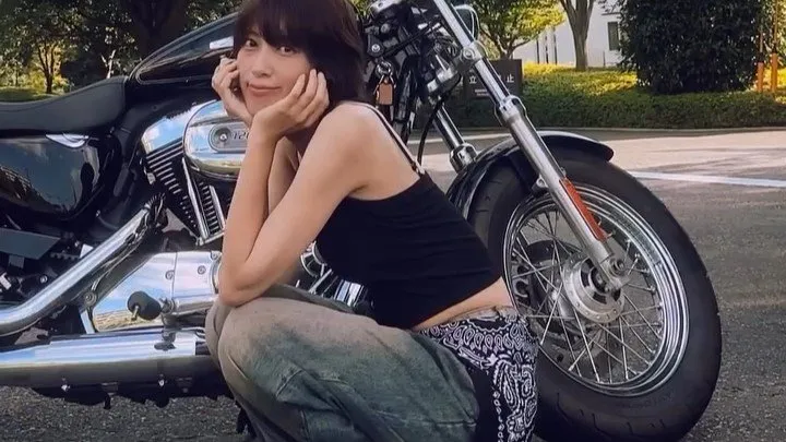 【 笠井海夏子 】愛車ハーレーの前で夏スタイル　ウエスト覗くバンダナ使いにフォロワー絶賛「可愛格好良さ」