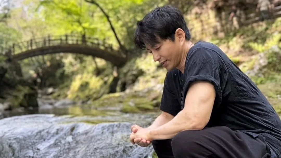 【大沢たかお】清流にたたずみBGMは藤井風さん「きらり」　フォロワー悶絶「笑顔が反則すぎ」「連れてって〜連れてって〜」