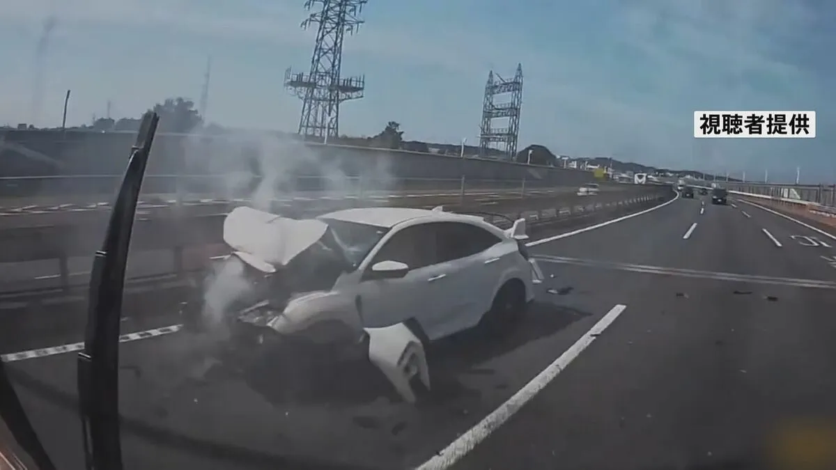ドラレコが捉えた“追突の瞬間”　東名高速で3台絡む事故　追突したスポーツカーはフロント部分大破…　6人全員が病院搬送も命に別状なし　東京・世田谷区