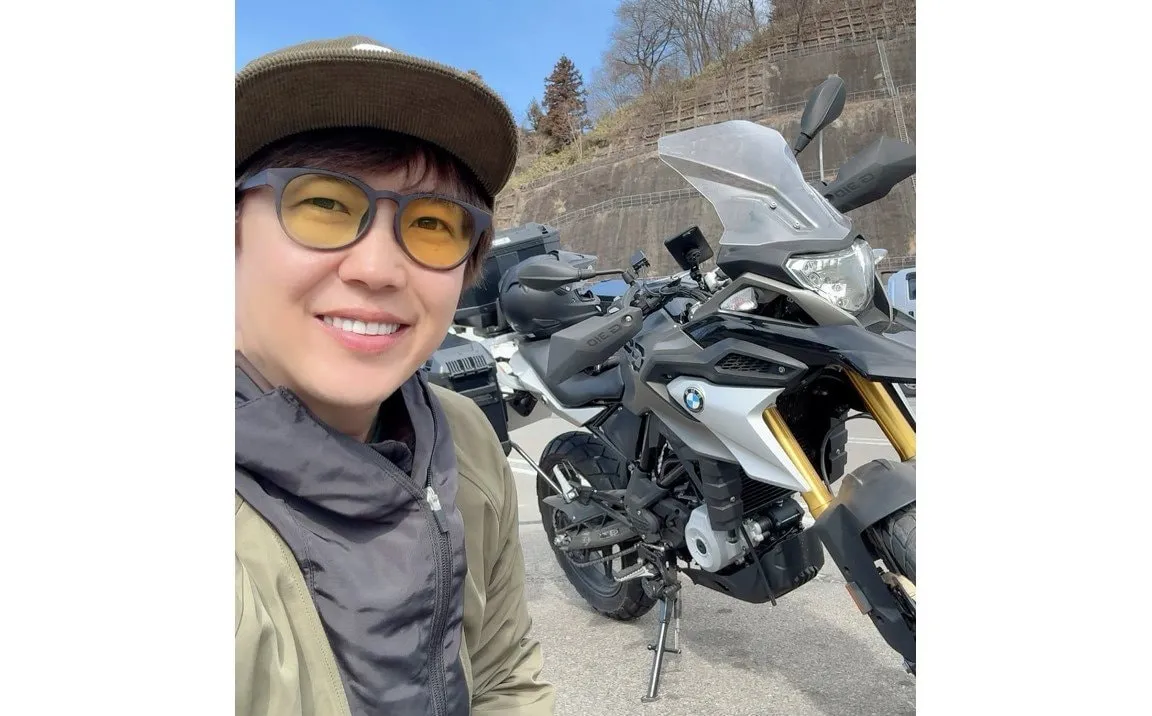 【金子貴俊】　「バイクで旅へ」　愛車と笑顔で２ショット　「安全第一！気をつけていってきまーす」