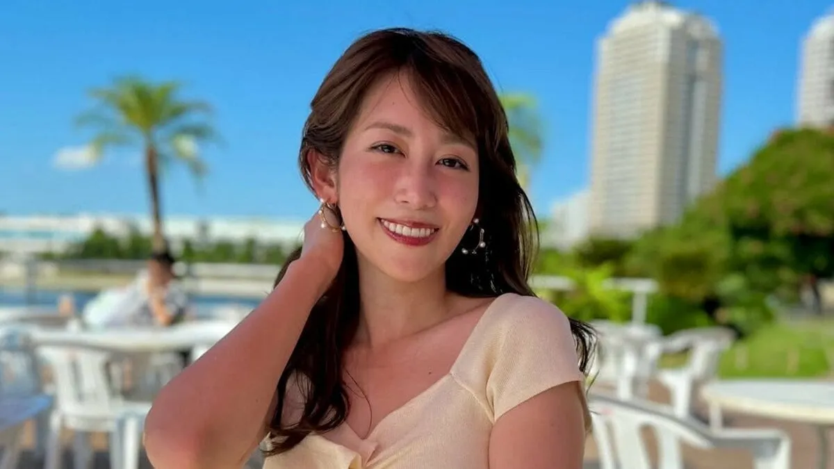 【 中川安奈 】 「まるで南国のような写真」　お台場で夏の私服姿を披露　アイボリートップス×黒プリーツスカート　涼やかコーデで夏を満喫
