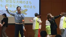 東京・品川区で交通安全イベント開催　一日署長の演歌歌手・小川みすずさんらが交通安全音頭を披露し会場を盛り上げる　警視庁