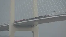 中国と北朝鮮を結ぶ自動車橋で開通式典始まる　現場では両国国旗のトラックや大勢の見物人 完成から12年未開通