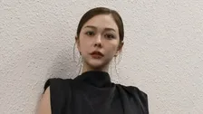 【 村重杏奈 】 黒ドレス×赤リップの大人メイクでMC務める　社長の絶賛に歓喜「ツインプラネットのもう一つの惑星になりたい」