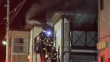 【速報】木造2階建てアパート2階部分が延焼中 火元から性別不明の1人の遺体 50代女性と連絡取れず 神奈川・大和市