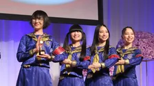 【 新しい学校のリーダーズ 】　青いセーラー服姿を披露　結成10年でライブは「日本より海外の方が多い」