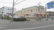 宇都宮市で乗用車が電柱に衝突する事故　電柱が根元から折れる　運転手の男性（20代）が意識不明の重体