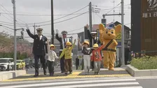 「手を挙げ左右を確認」“ピカピカの1年生”が「ピーポくん」と横断歩道渡る　警視庁町田署が交通安全教室を開催