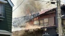 「庭が燃えている」神奈川・海老名市の2階建て住宅が全焼　住人の60代女性がのどの痛み訴え搬送も軽傷