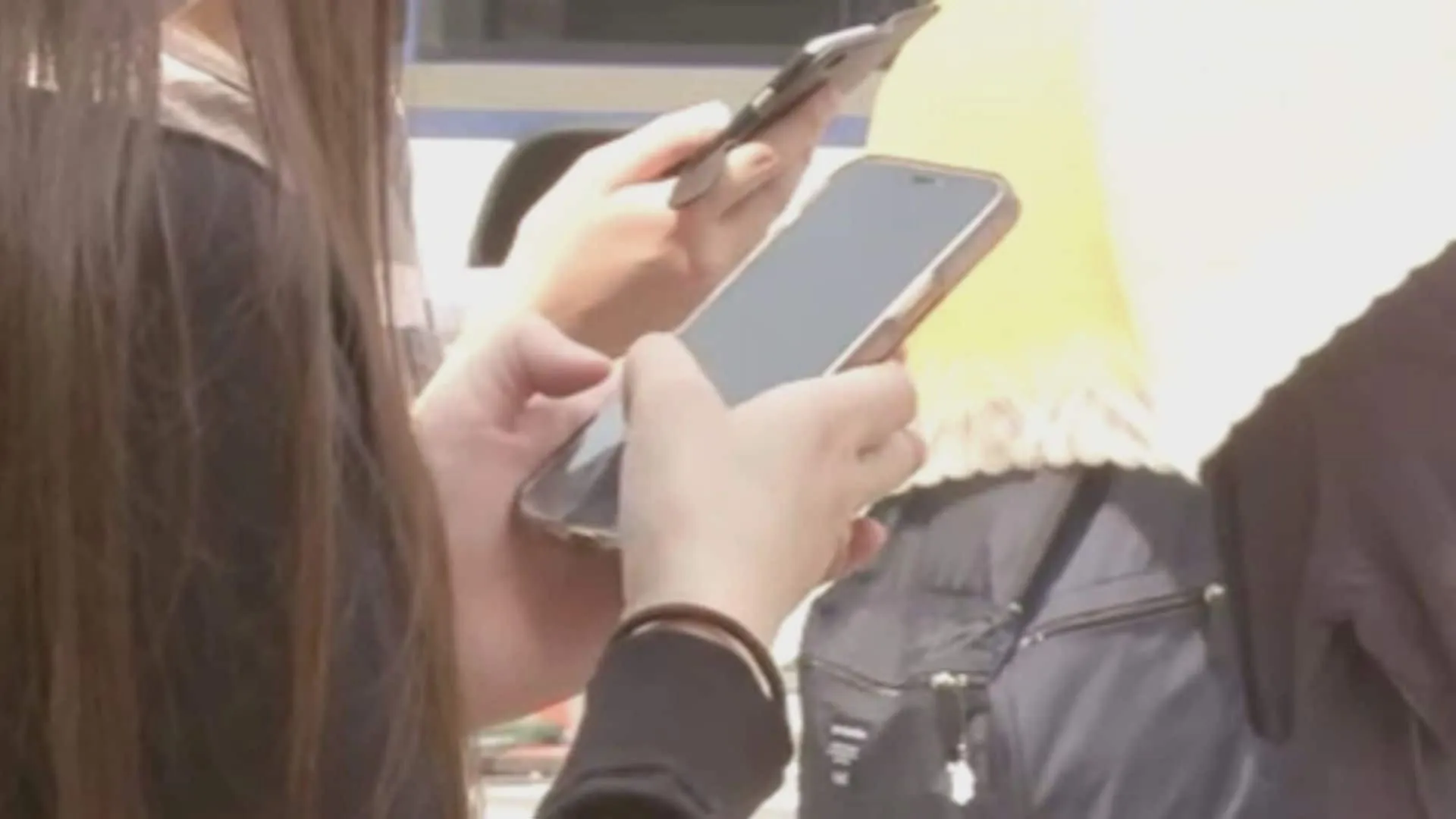 都内の小中高生２割が「知らない人とスマホでやりとり」　小学生高学年で増加