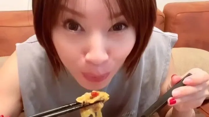 【 鈴木亜美 】子どもたち帰宅前の「大切な時間」　暑い昼間のルーティン「火鍋」　フォロワー共感「家事もこなし仕事もして子育てして」