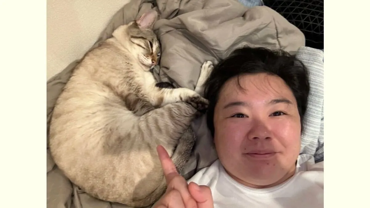 【 ねこ 】やす子さんの愛猫「アビシがうちに来て一年〜」「一生幸せにするからね〜！」比較写真で幸せ明らか　フォロワーお祝い「ずっと一緒な感じの仲良し」