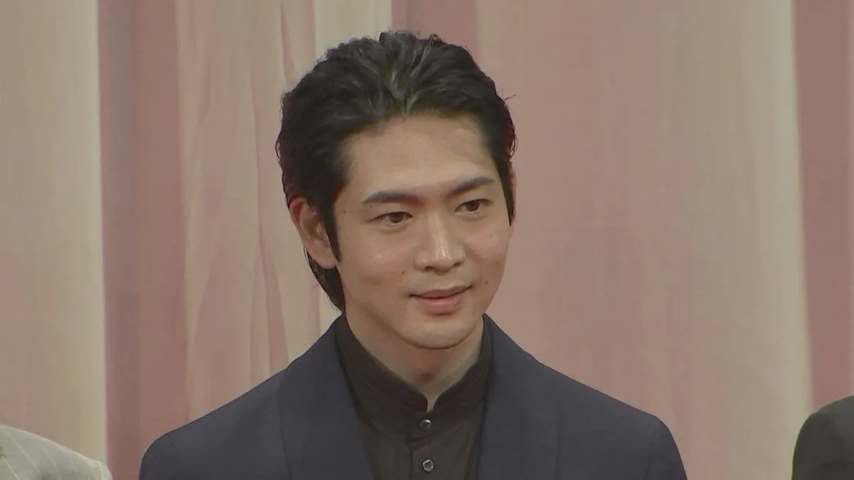 【松下洸平】結婚発表後、初の公の場　「幸せですか」の声かけに笑顔でペコリ