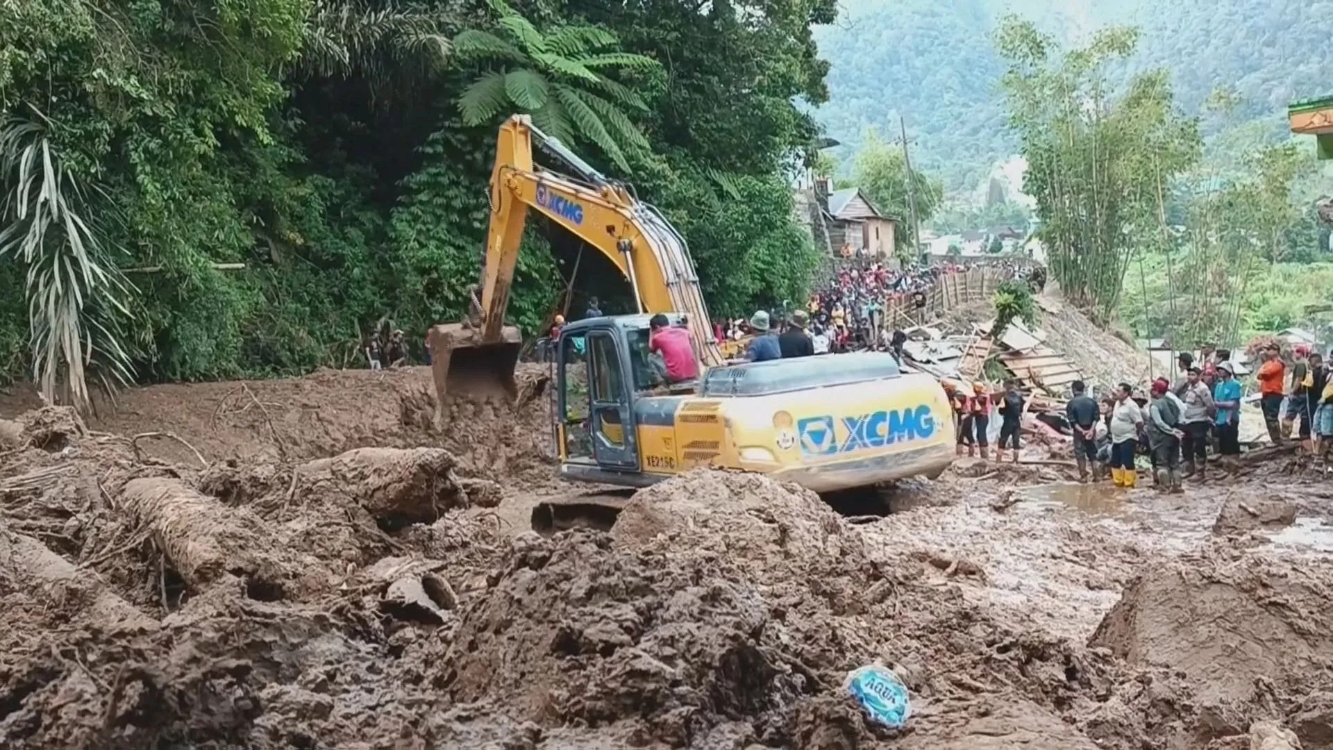 インドネシア　土砂崩れや洪水で16人死亡・6人行方不明  救助活動続く  北スマトラ州