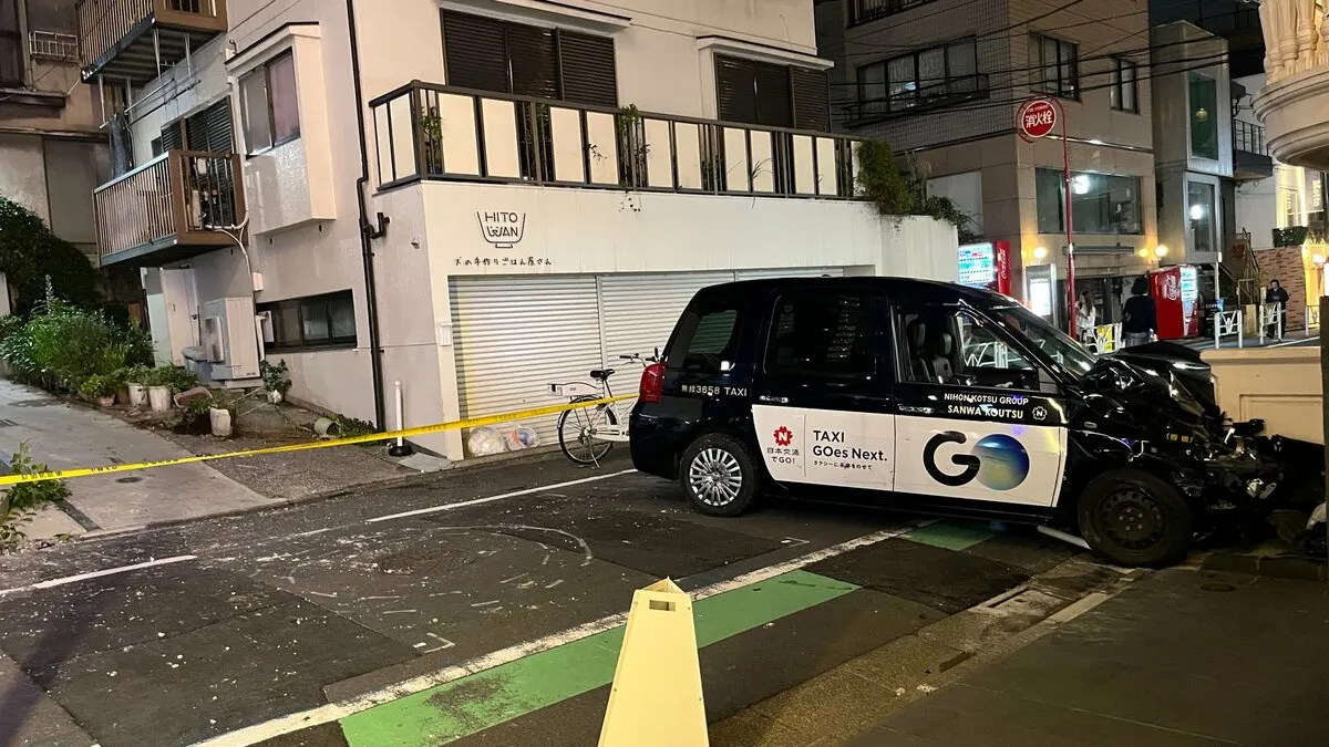 「階段からタクシーが落ちた」東京・渋谷区代官山町の住宅街でタクシーが単独事故　高齢の男性運転手1人が軽傷　運転操作を誤り、階段と坂を60m近く落下か