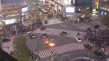 【速報】渋谷スクランブル交差点で何者かがペットボトルに入った灯油まいたか　まいた人物は逃走中　けが人なし