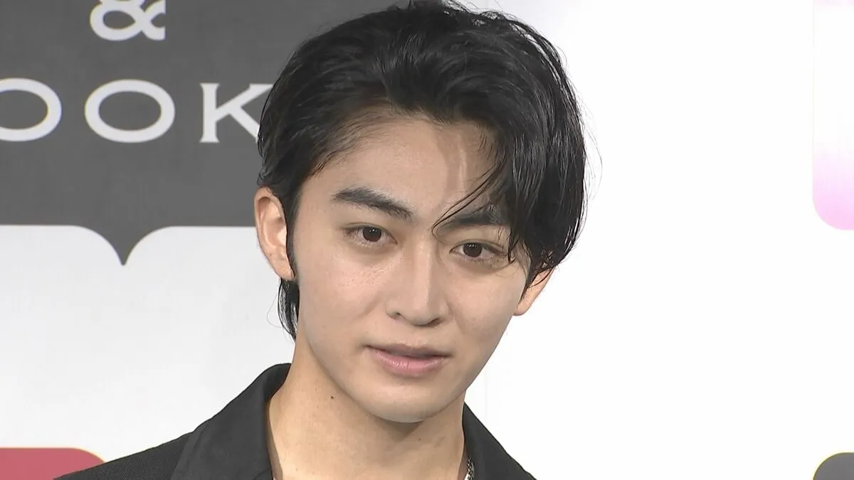 【 日野友輔 】　同級生・藤井聡太七冠から刺激　「いつか彼の口から俺の高校時代が語られるように」　1st写真集「hiSTORY」発売
