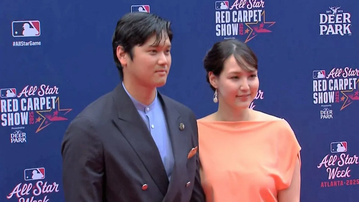 大谷翔平、2年連続真美子夫人とレッドカーペットに登場！大歓声の中、手をつないで笑顔みせる【MLBオールスター】