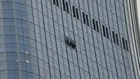 北京市内の高層ビルに小型の航空機が衝突　パイロット1人が死亡　現場周辺は厳戒態勢