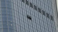北京市内の高層ビルに小型の航空機が衝突　パイロット1人が死亡　現場周辺は厳戒態勢