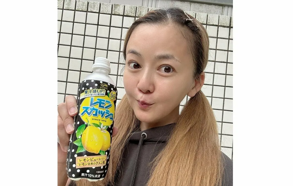【 華原朋美 】　ドリンク片手に笑顔　「朋ちゃん今日もかわいい　癒されるー」　ファン反響