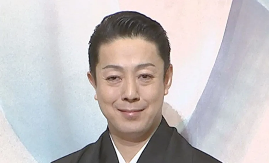 【 八代目　尾上菊五郎 】　ティファニーから祝幕贈呈　” 菊の富士山が花開く ”　「私は結婚指輪がティファニーでございます」と照れ笑い