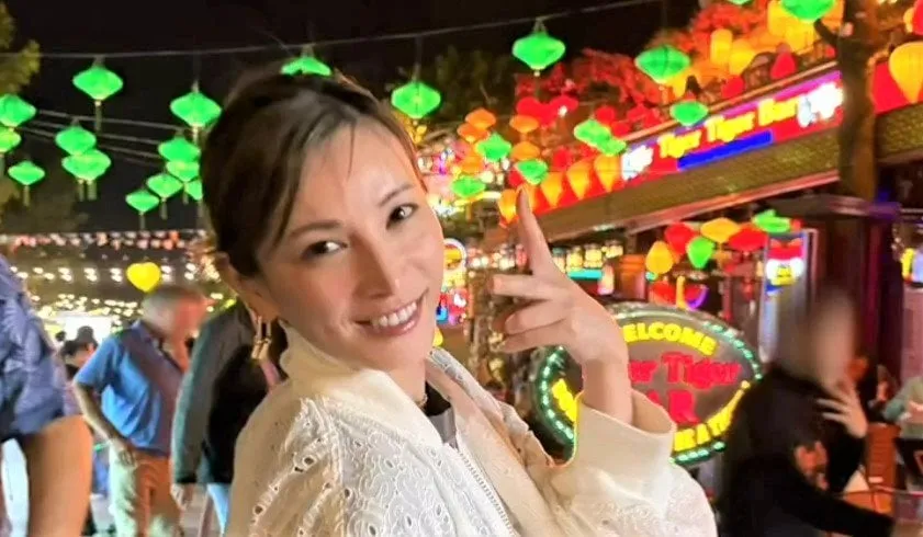 【加藤あい】　「色鮮やかで美しかった街」　春休み・ベトナム旅行　笑顔でＶサイン