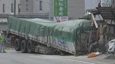 【衝突の瞬間映像】走行中のトレーラーから荷台が外れ…住宅に突っ込む 窓枠突き破り天井は一部崩落　“緩やかなカーブ”で何が？ 群馬・みどり市