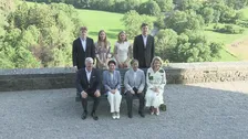 天皇皇后両陛下　ベルギーの離宮シエルニョン城で国王一家と8ショット　国王夫妻やエリザベート王女らと笑顔で